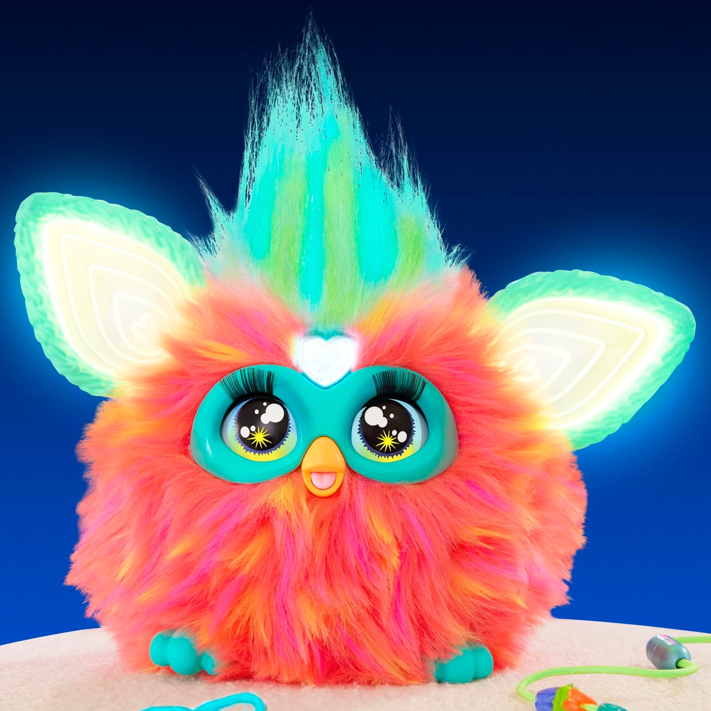 Furby Roșu Coralin, Pluș Interactiv – Versiunea Franceză (Ambalajul poate varia)