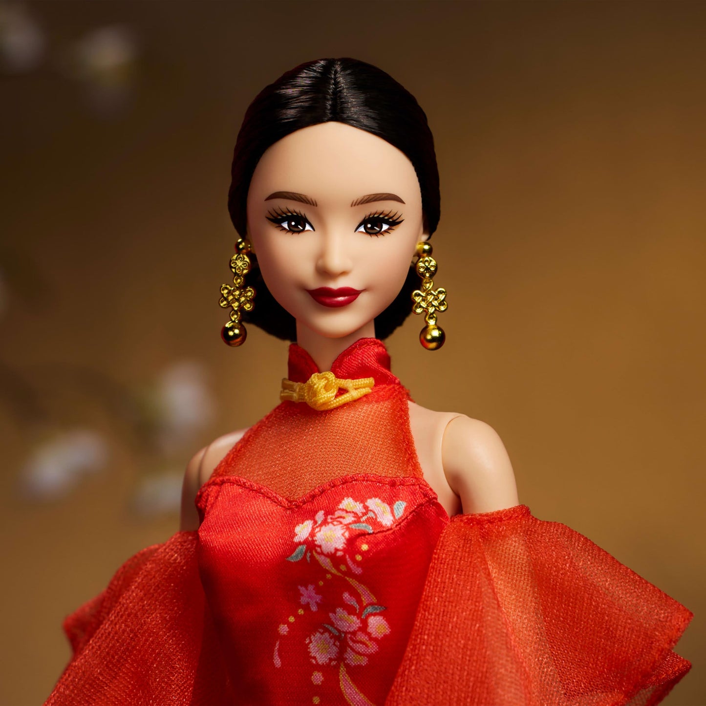 Barbie Anul Nou Lunar - Păpușa Barbie în Rochie Qipao cu Imprimare de Flori de Prun și Accesorii Aurii, Colecția Barbie Signature, JBJ11