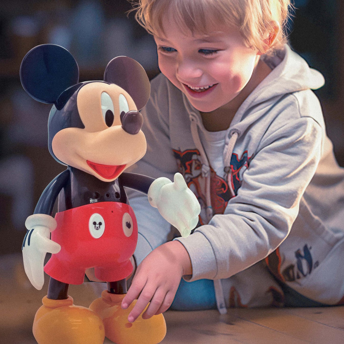 Robot educativ interactiv Mickey Disney LEXIBOOK MCH01i1 - Engleză/Franceză, 100 de întrebări educaționale, efecte de lumină, dansuri, programabil, articulat, negru/roșu, mediu.