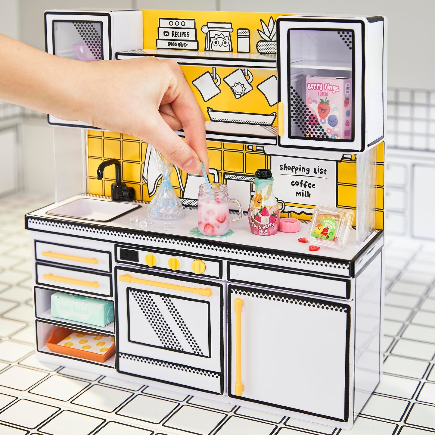 MGA Miniverse - Set de joacă mini bucătărie DIY cu lumină UV, rețetă secretă, jucărie din plastic și mănuși mini pentru cuptor - nu este comestibil - necesită baterii - potrivit pentru copii de la 8 ani.
