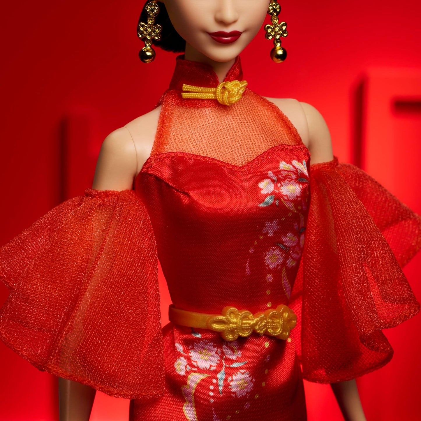 Barbie Anul Nou Lunar - Păpușa Barbie în Rochie Qipao cu Imprimare de Flori de Prun și Accesorii Aurii, Colecția Barbie Signature, JBJ11
