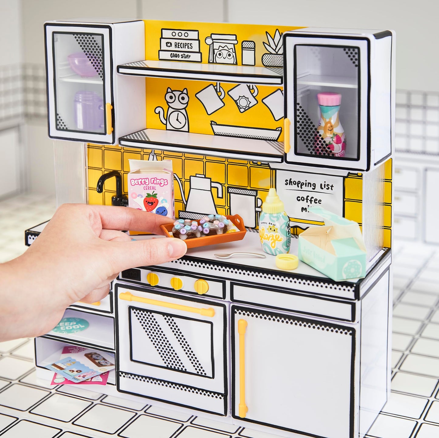 MGA Miniverse - Set de joacă mini bucătărie DIY cu lumină UV, rețetă secretă, jucărie din plastic și mănuși mini pentru cuptor - nu este comestibil - necesită baterii - potrivit pentru copii de la 8 ani.