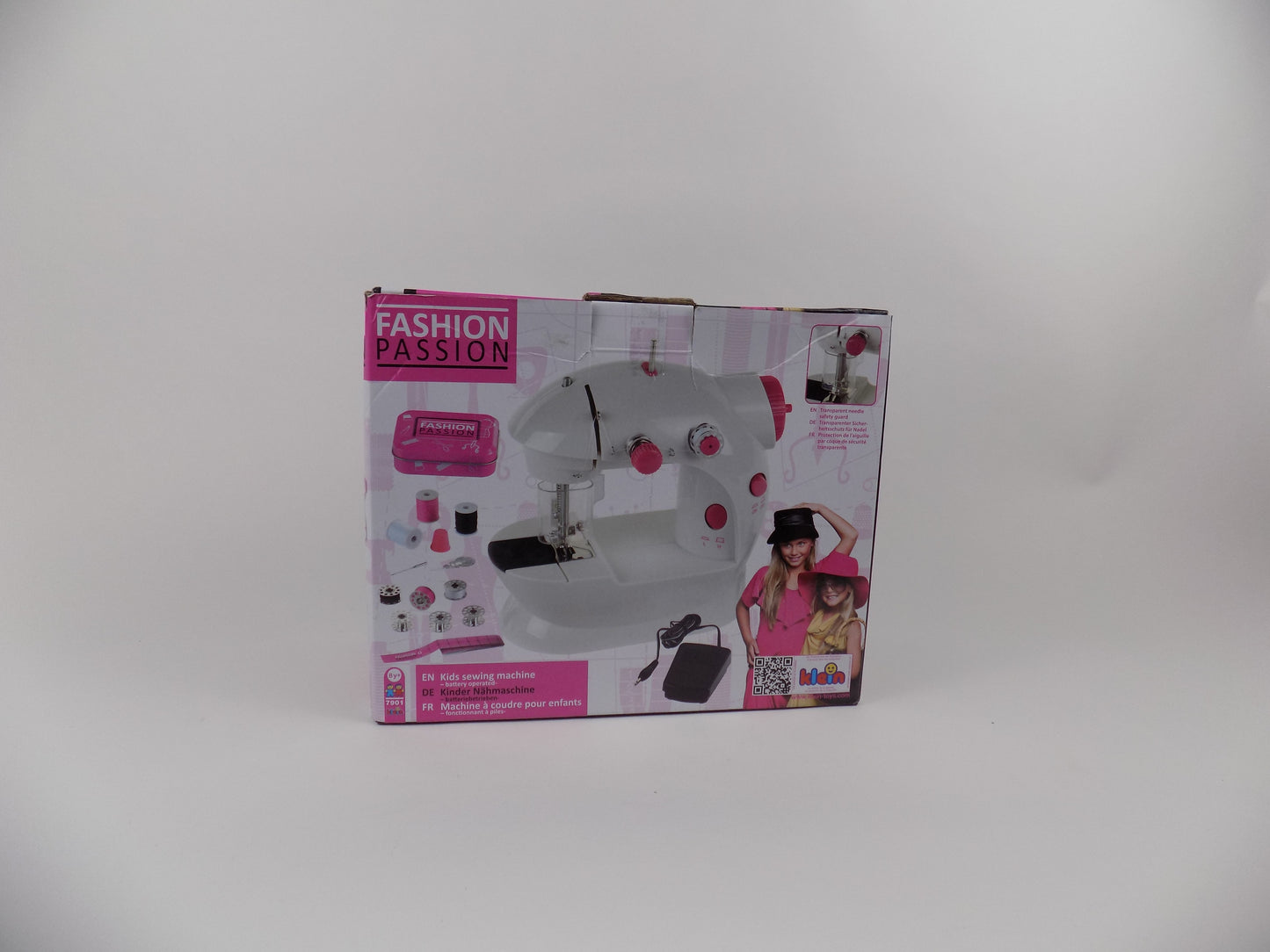 Mașină de cusut pentru copii Theo Klein 7901 Fashion Passion, cu pedală, 2 viteze și numeroase accesorii