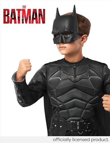 Costum Deluxe Batman pentru băieți, cu piept muscular, oficial din filmul The Batman, de culoare neagră, cu capa detașabilă și mască, ideal pentru Halloween, Crăciun, carnaval și petreceri de naștere.- Rubies