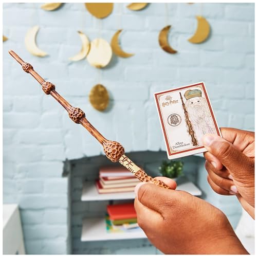 Lumea Vrăjitorilor Harry Potter - Bagheta Autentică a lui Albus Dumbledore din Plastic cu Carte de Vrăji, aprox. 30,5 cm, Jucărie pentru Copii de la 6 Ani, Articol pentru Fani