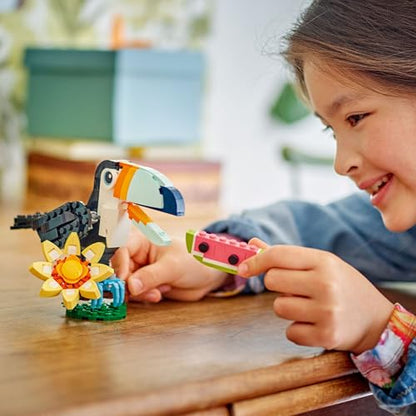 LEGO Creator Animale Sălbatice: Tucan Tropical - Jucărie 3-in-1 care se transformă în Figurina Fluture sau Pește - Jucărie Creativă - Cadou pentru Fete și Băieți de la 7 Ani 31173