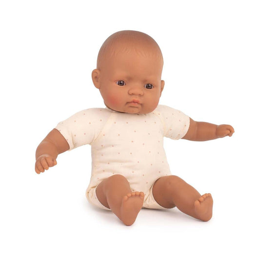 Păpușile Miniland: păpușă latino-americană, 32 cm, cu corp moale din material textil, în cutie cadou, natur.