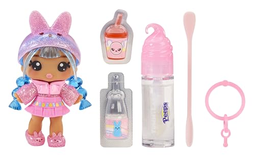 Yummiland x Peeps - Păpușa Maddie Mallows cu set de lip gloss - Include 1 păpușă cu modă de personalizat și lip gloss cu culoare unică, parfum și bază clară, pentru copii de la 4 ani.