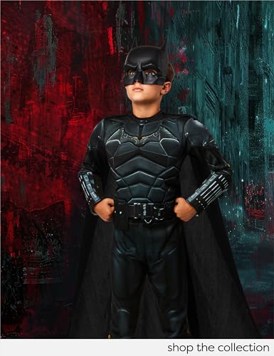 Costum Deluxe Batman pentru băieți, cu piept muscular, oficial din filmul The Batman, de culoare neagră, cu capa detașabilă și mască, ideal pentru Halloween, Crăciun, carnaval și petreceri de naștere.- Rubies