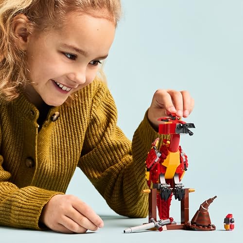 LEGO Harry Potter Fawkes: Jucărie Dumbledore's Phoenix cu Pălăria Vorbitoare, Sabia Gryffindor & Baby Fawkes – 76448