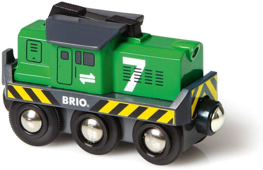 BRIO World 33214 Locomotivă de marfă cu baterie - Locomotivă verde cu faruri frontale - Recomandată de la 3 ani