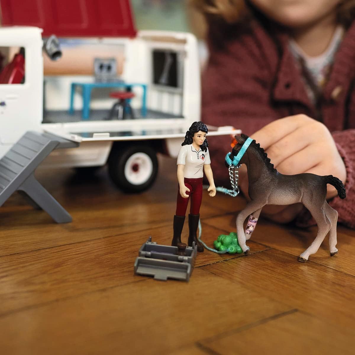 Schleich 42439 HORSE CLUB - Set de joacă cu medic veterinar mobil și mânz Hannoveraner, 37 piese, figurine Schleich și medic veterinar articulat, jucărie pentru copii de la 5 ani.