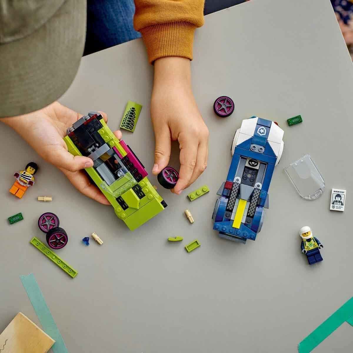 LEGO City 60415 Set de construcție cu mașină de poliție și muscle car, 213 piese, de la 6 ani