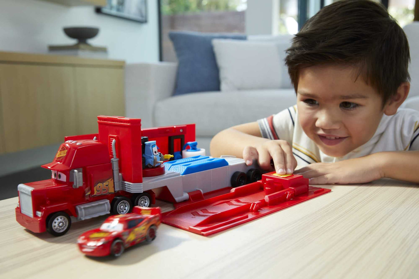 Mattel Cars Mack Camion 2-in-1 si statie tuning, 4+ ani