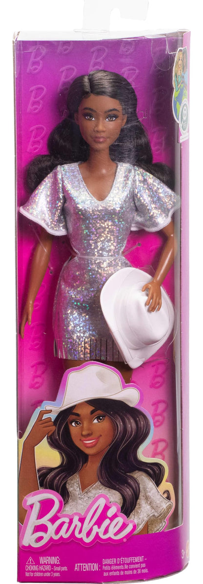 Barbie Fashionistas Păpușă cu păr negru și rochie cu franjuri argintii cu accesorii western pentru copii de la 3 ani