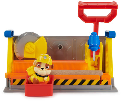 Rubble & Crew - Set de joacă atelier cu 2 accesorii de unelte, 1 figură Rubble, 85g nisip cinetic Build-it și 1 matriță, jucărie pentru copii de la 3 ani