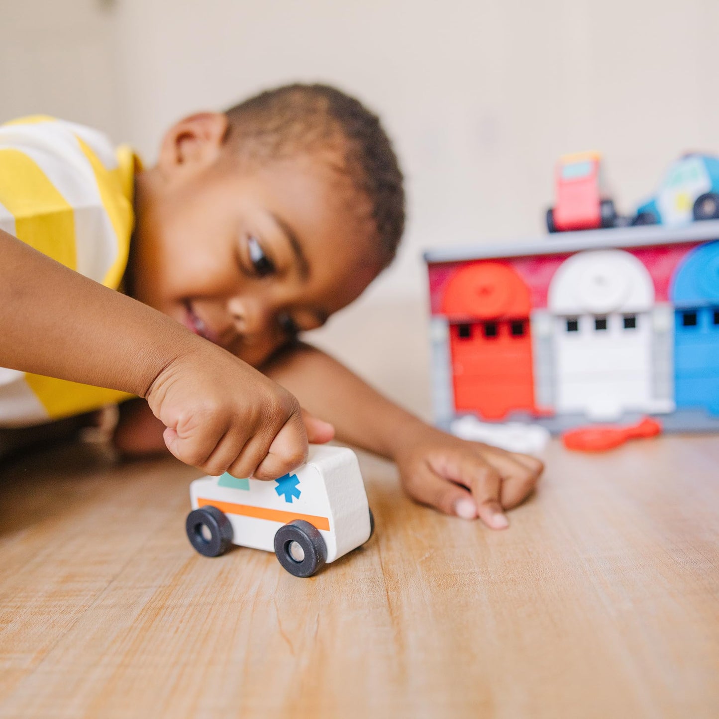 Melissa & Doug Garage de jucărie cu chei și vehicule de salvare din lemn 7 piese de la 3 ani