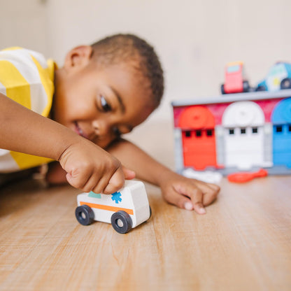 Melissa & Doug Garage de jucărie cu chei și vehicule de salvare din lemn 7 piese de la 3 ani