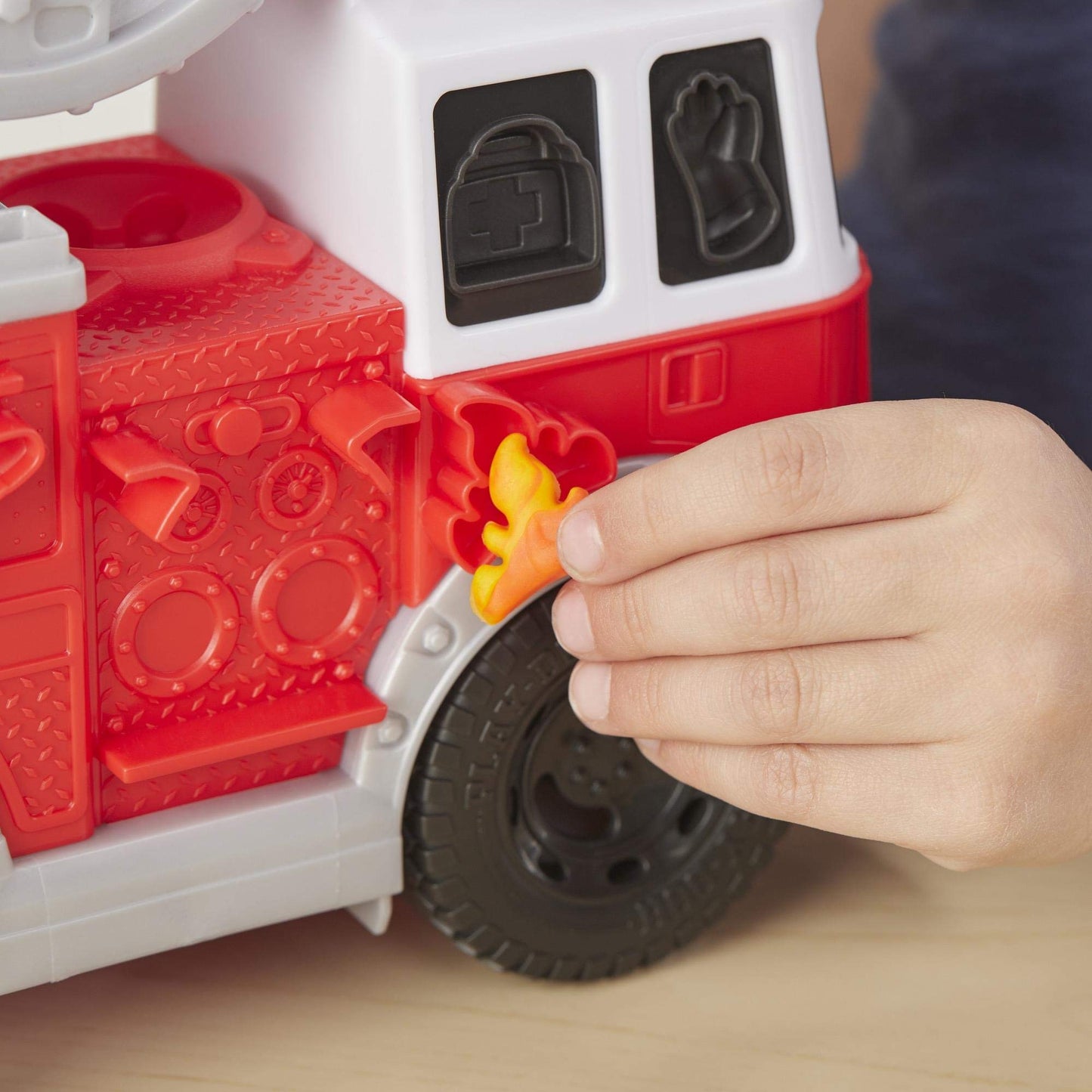 Play-Doh E6103EU5 Set Mașină de Pompieri, 5 cutii, 3+ ani