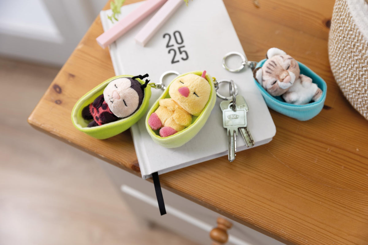 NICI Sleeping Pets Figurină Pisică Somnoroasă 8cm în Coșuleț - maro - Companion loial pentru rucsac sau geantă, suport chei pentru copii și adulți
