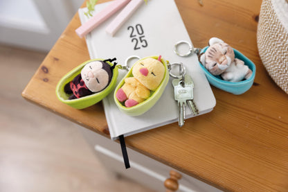 NICI Sleeping Pets Figurină Pisică Somnoroasă 8cm în Coșuleț - maro - Companion loial pentru rucsac sau geantă, suport chei pentru copii și adulți