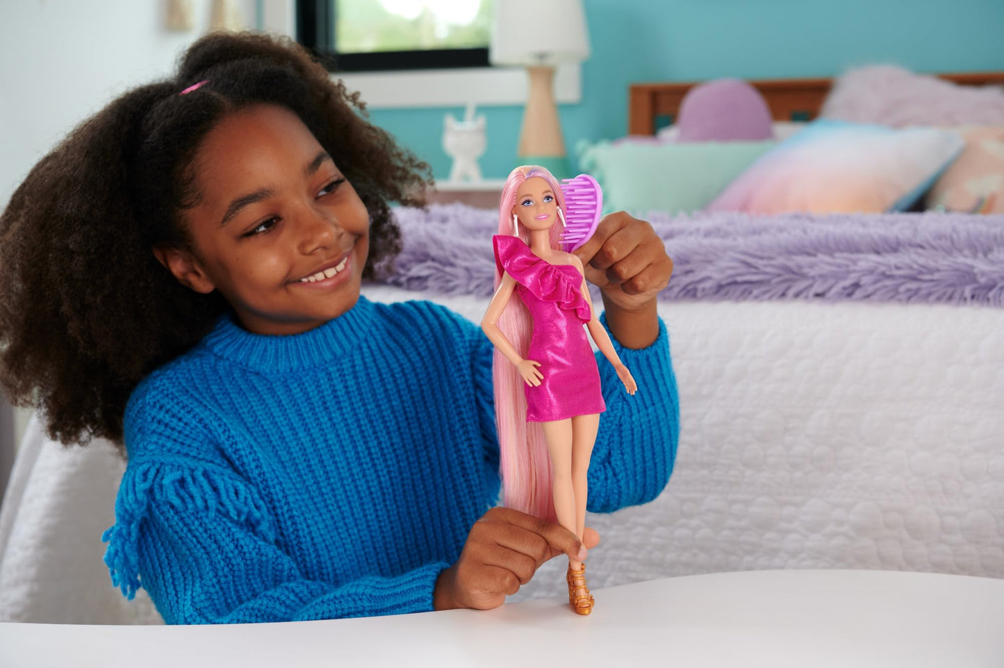 Barbie Fun & Fancy Hair Păpușă cu păr blond extralung colorat și rochie roz strălucitoare 3+ ani