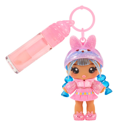 Yummiland x Peeps - Păpușa Maddie Mallows cu set de lip gloss - Include 1 păpușă cu modă de personalizat și lip gloss cu culoare unică, parfum și bază clară, pentru copii de la 4 ani.