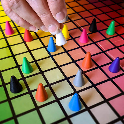 Hues and Cues – Joc de societate pentru seri de familie – Joc de petrecere – The OP Usaopoly – Pentru 3-10 jucători – Versiune în engleză