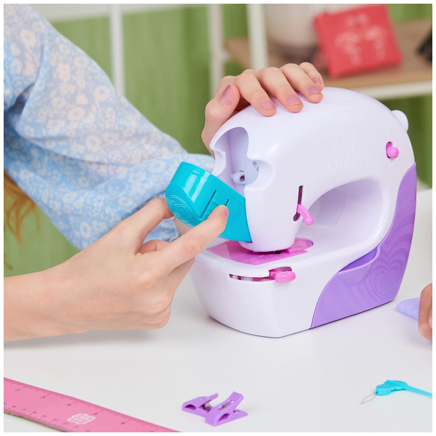 Cool Maker Stitch n Style Mașină de cusut, 6 proiecte, 8+ ani