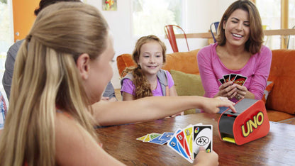 Mattel UNO Extreme Joc de carti cu lansator, lumini si sunet