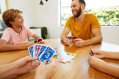 Joc de cărți Mattel Games UNO pentru familie, perfect ca joc pentru copii, joc de călătorie sau joc pentru adulți, pentru 2-10 jucători, de la 7 ani, W2087