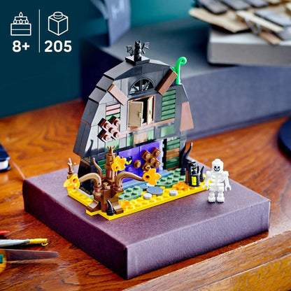 LEGO 40721 Set de construcție Halloween Scheună cu 205 piese și minifigurină schelet pentru copii de la 8 ani
