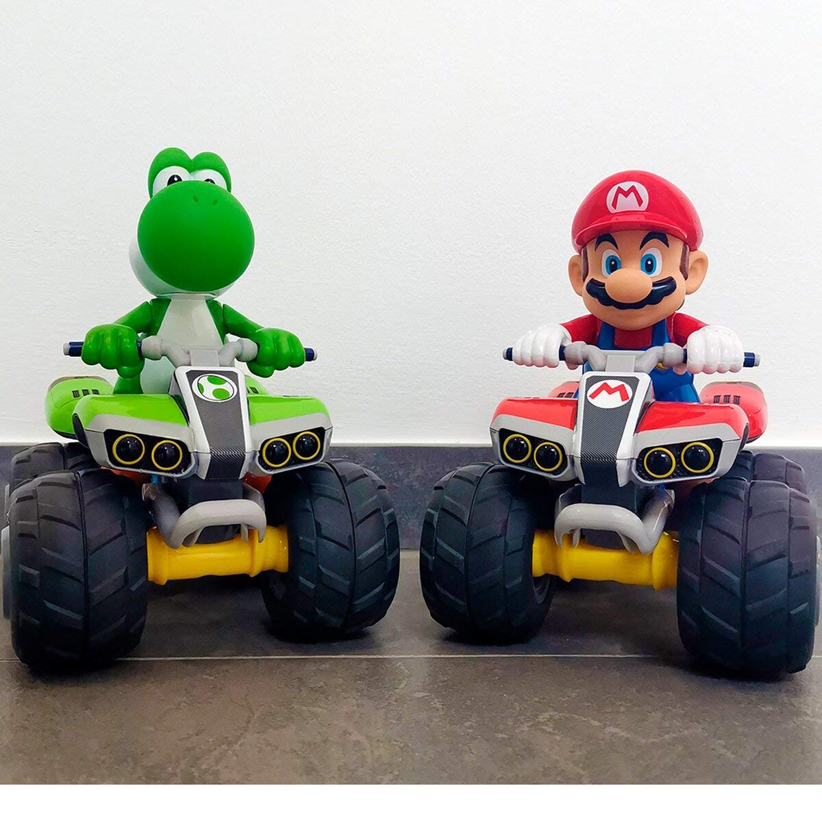 Carrera 370200996X Quad cu telecomandă Mario Kart pentru copii și adulți cu licență originală și experiență de condus precisă și captivantă