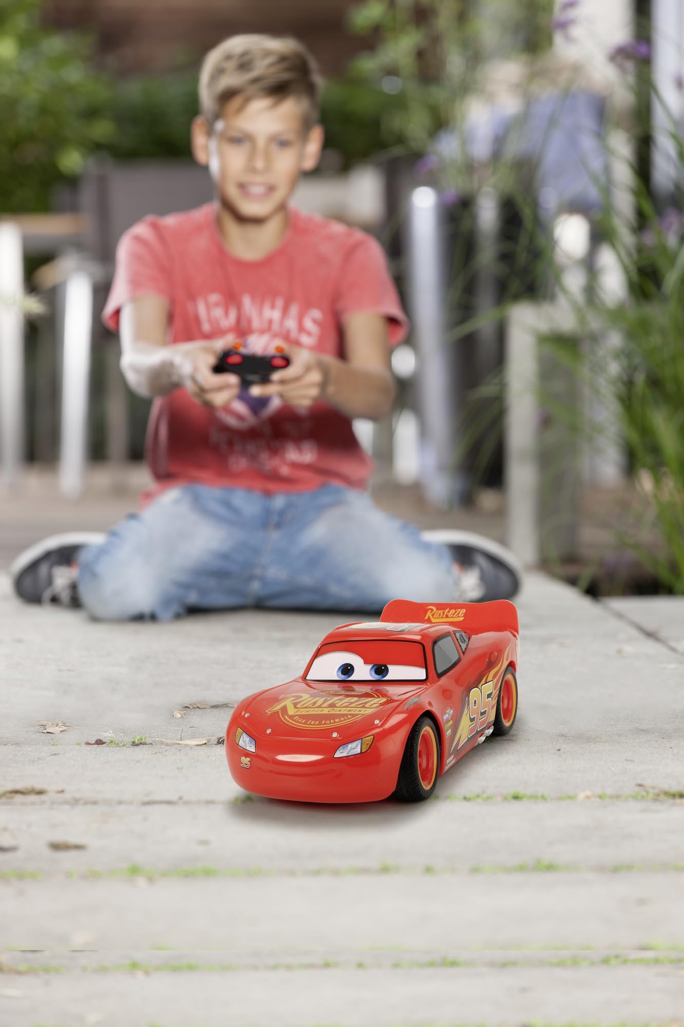 Mașină RC Jada Toys 3 Lightning McQueen Turbo Racer, cu telecomandă 2 canale, jucărie cu funcție turbo, încărcare USB, inclusiv baterii, scară 1:24, 17 cm, roșie.