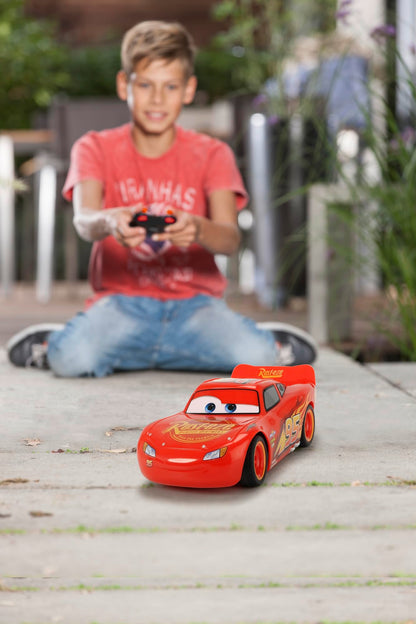 Mașină RC Jada Toys 3 Lightning McQueen Turbo Racer, cu telecomandă 2 canale, jucărie cu funcție turbo, încărcare USB, inclusiv baterii, scară 1:24, 17 cm, roșie.
