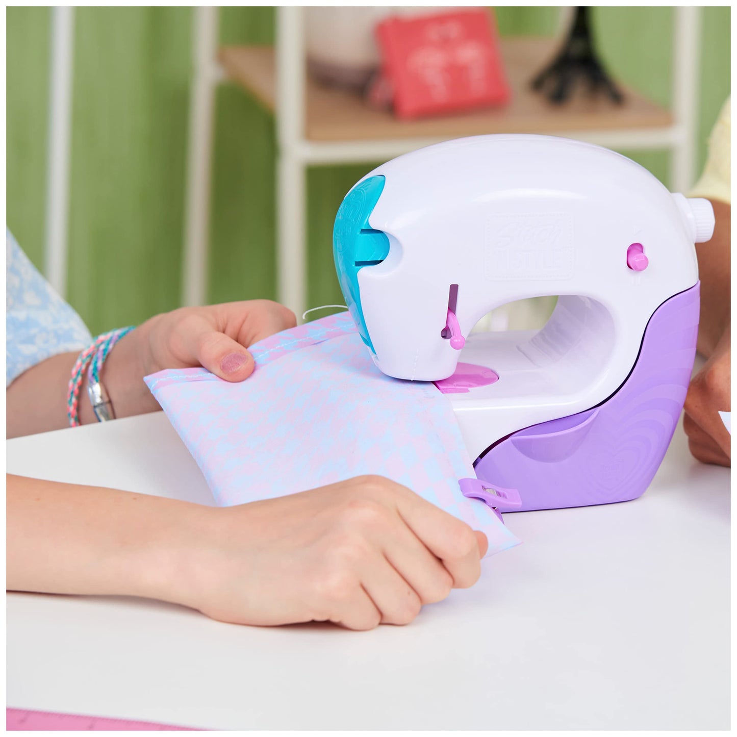 Cool Maker Stitch n Style Mașină de cusut, 6 proiecte, 8+ ani