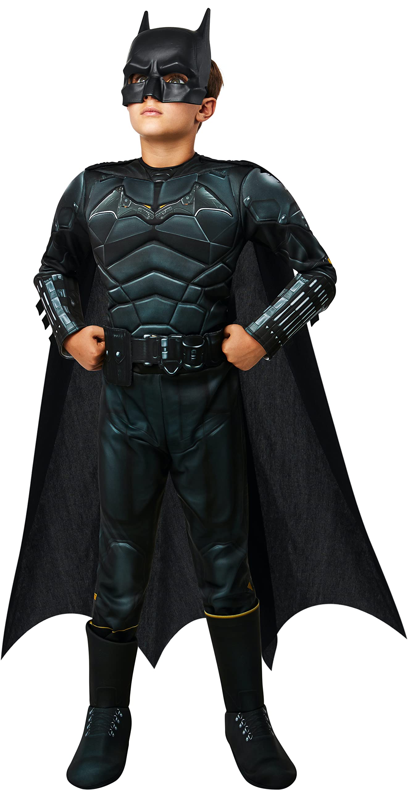 Costum Deluxe Batman pentru băieți, cu piept muscular, oficial din filmul The Batman, de culoare neagră, cu capa detașabilă și mască, ideal pentru Halloween, Crăciun, carnaval și petreceri de naștere.- Rubies