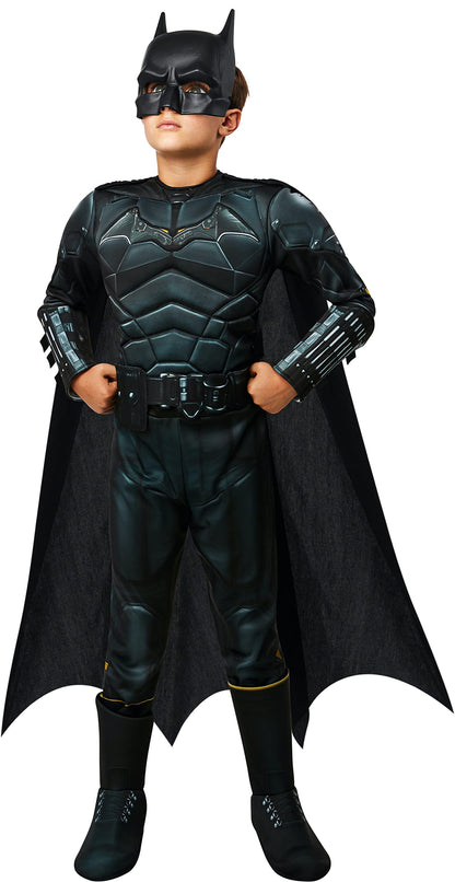 Costum Deluxe Batman pentru băieți, cu piept muscular, oficial din filmul The Batman, de culoare neagră, cu capa detașabilă și mască, ideal pentru Halloween, Crăciun, carnaval și petreceri de naștere.- Rubies