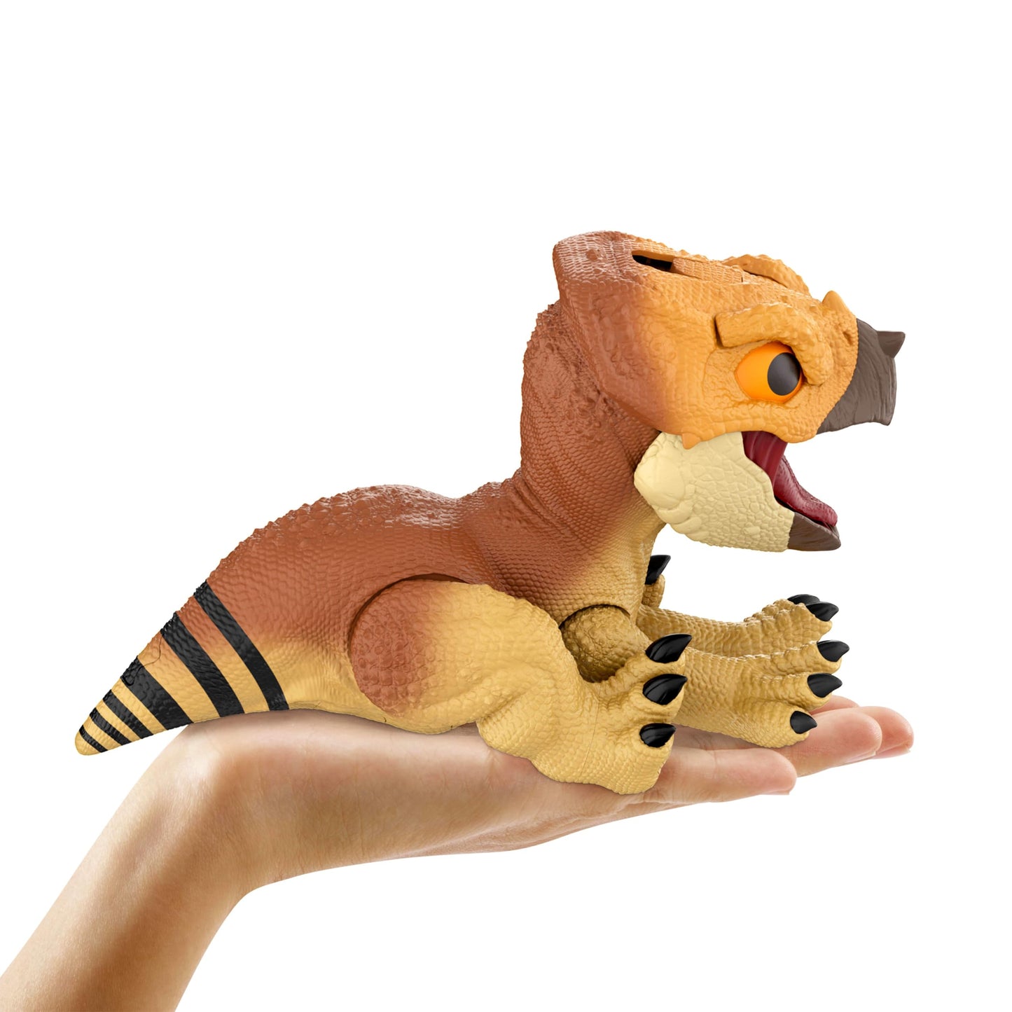 Mattel Jurassic World Primal Protector Aquilops Dolores Figurină interactivă de dinozaur cu mișcări de atac și sunete de răget, accesoriu alimentar, de la 4 ani