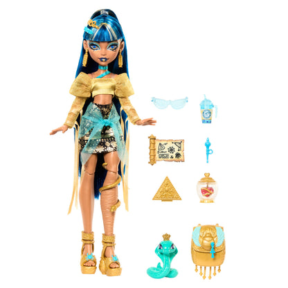 Monster High Cleo De Nile Păpușă în bluză aurie și fustă multilayer, include animal de companie Kobra Hissette și accesorii precum rucsac, gustare și rolă de hârtie, HXH74