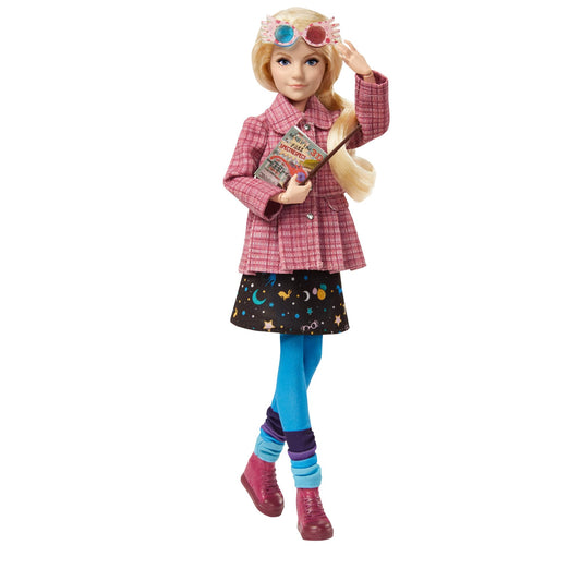 Mattel Harry Potter Luna Lovegood Păpușă de colecție 25 cm cu jachetă tweed, fustă și colanți, inclusiv Quibbler și Spectrespecs, cadou de la 6 ani