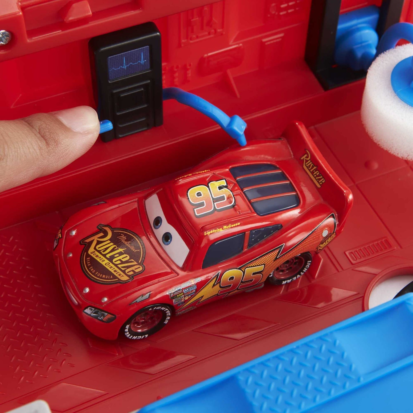 Mattel Cars Mack Camion 2-in-1 si statie tuning, 4+ ani