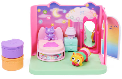 DREAMWORKS GABBY'S DOLLHOUSE - Deluxe Raion, Sweet Dreams, Dormitor cu Pisica Pufoasă, 3 Mobilier și 2 Cutii Surpriză cu Accesorii, pentru copii de la 3 ani