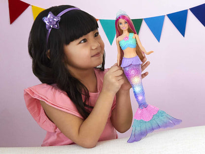 Barbie Dreamtopia Sirenă Magică cu Lumină, Păpușă cu Păr Blond și Coadă de Sirenă, Cadoul Perfect pentru Copii de la 3 Ani, HDJ36