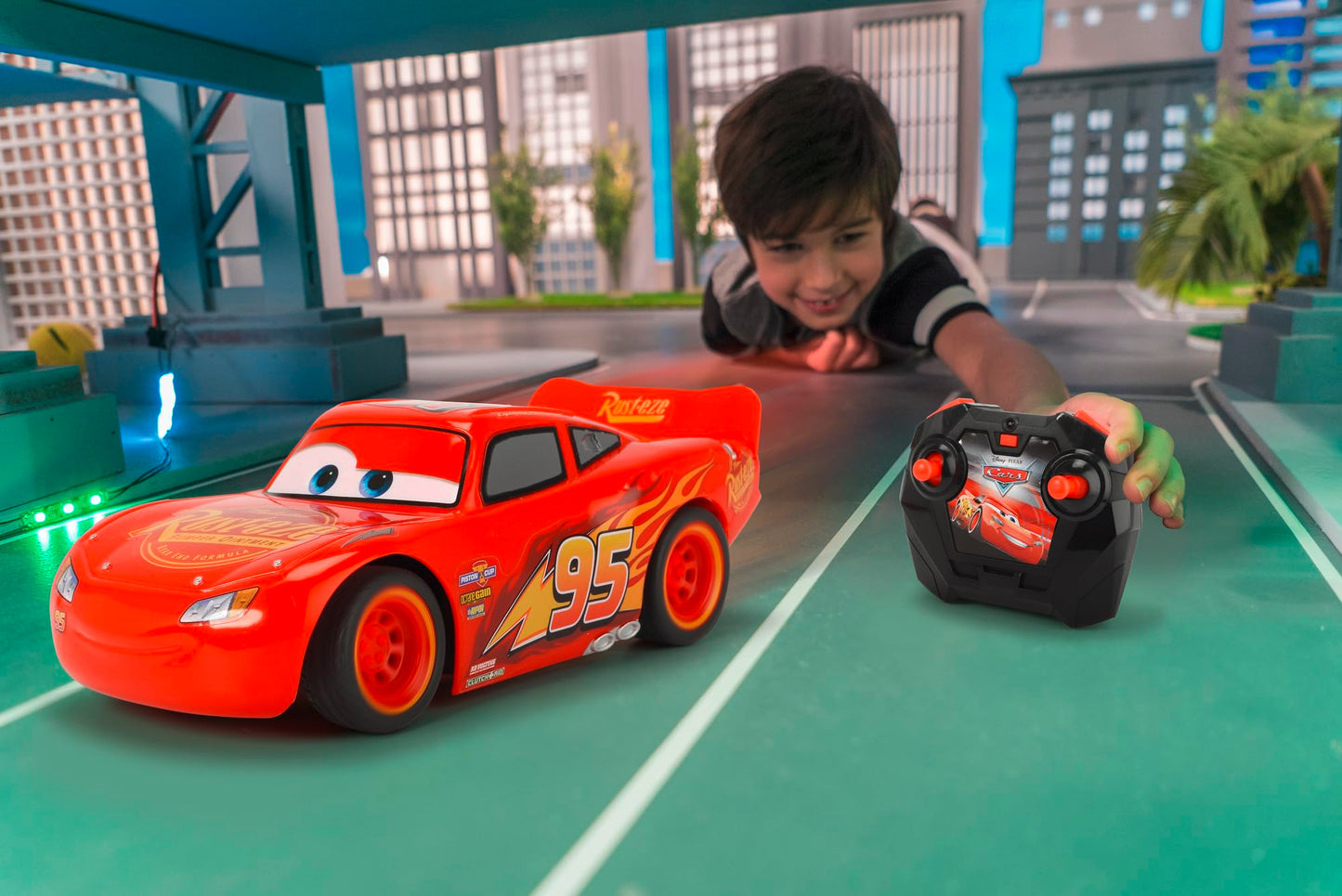 Mașină RC Jada Toys 3 Lightning McQueen Turbo Racer, cu telecomandă 2 canale, jucărie cu funcție turbo, încărcare USB, inclusiv baterii, scară 1:24, 17 cm, roșie.