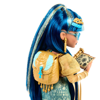 Monster High Cleo De Nile Păpușă în bluză aurie și fustă multilayer, include animal de companie Kobra Hissette și accesorii precum rucsac, gustare și rolă de hârtie, HXH74