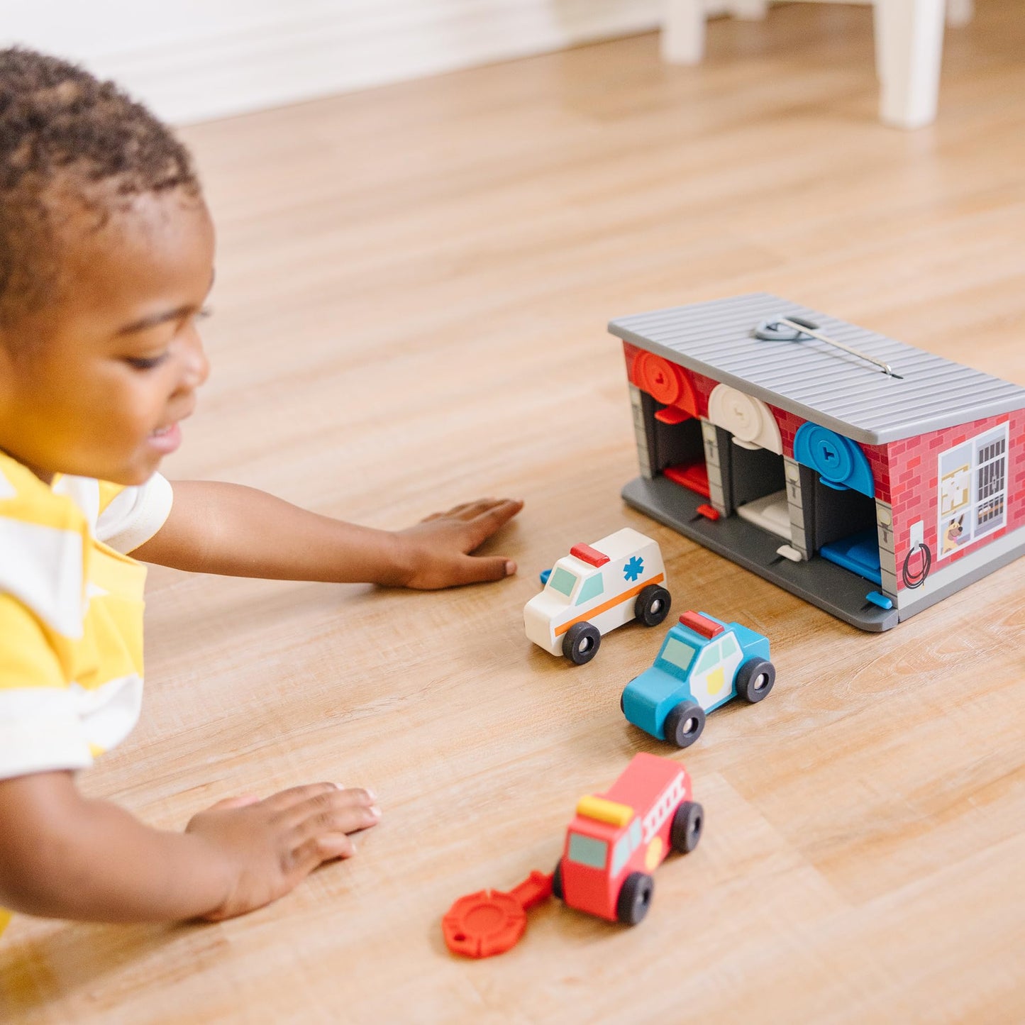 Melissa & Doug Garage de jucărie cu chei și vehicule de salvare din lemn 7 piese de la 3 ani