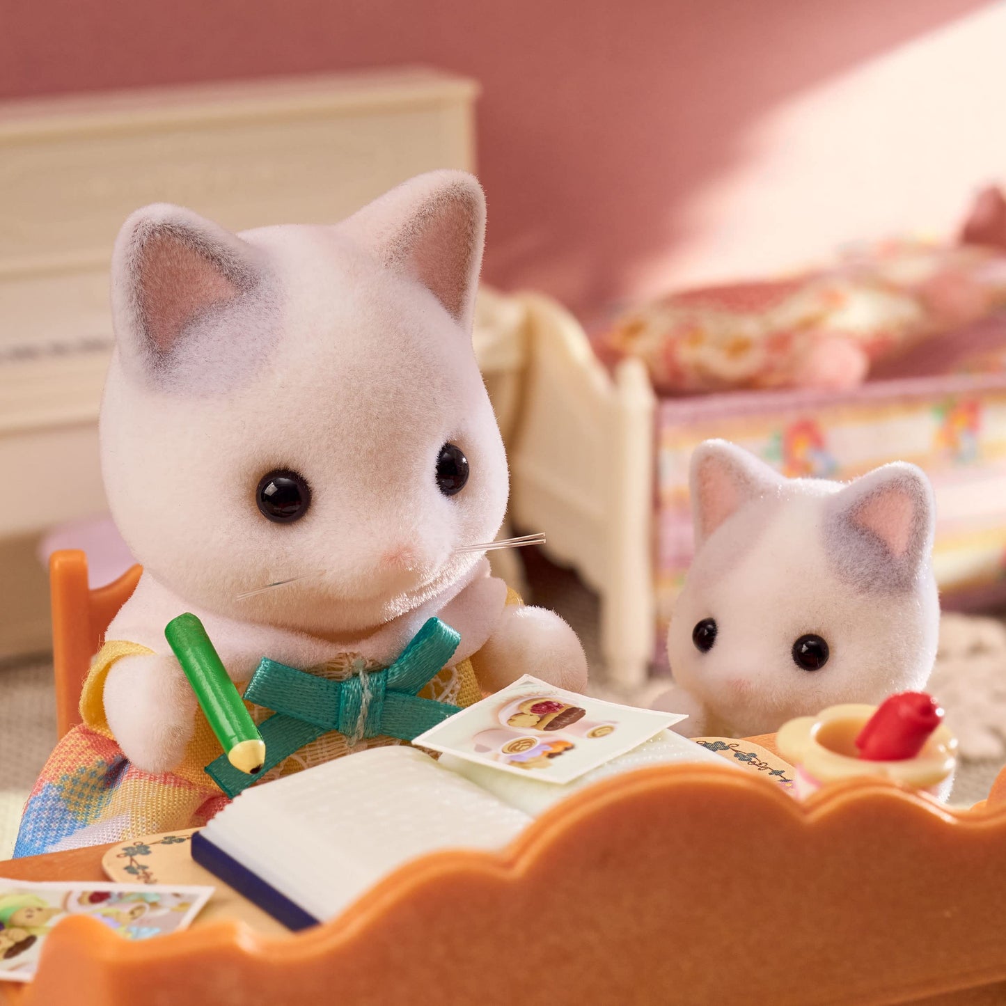 Sylvanian Families 5738 Set de figurină Familie Pisici de Lapte 4 piese 3+ ani