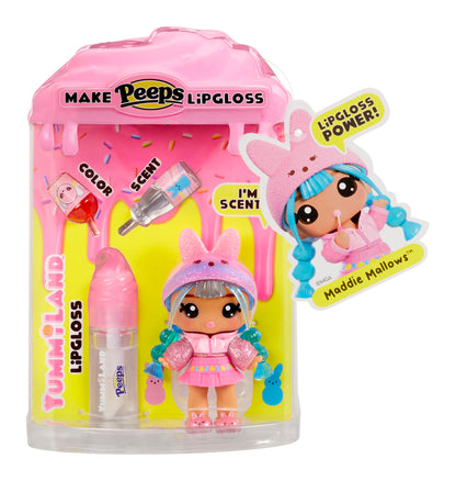 Yummiland x Peeps - Păpușa Maddie Mallows cu set de lip gloss - Include 1 păpușă cu modă de personalizat și lip gloss cu culoare unică, parfum și bază clară, pentru copii de la 4 ani.