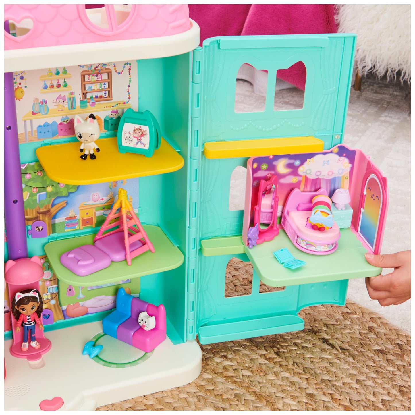 DREAMWORKS GABBY'S DOLLHOUSE - Deluxe Raion, Sweet Dreams, Dormitor cu Pisica Pufoasă, 3 Mobilier și 2 Cutii Surpriză cu Accesorii, pentru copii de la 3 ani